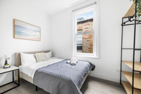 Rustic Double Room - Central Location in Kensington - Shared Bathroom, Sydney